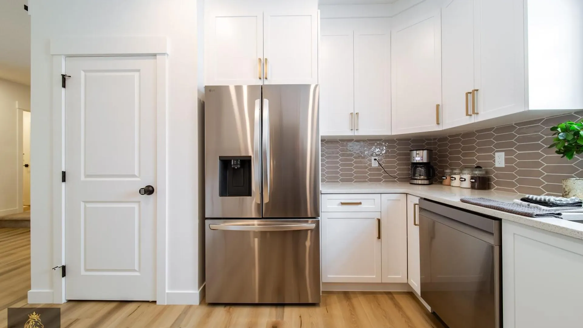 Holiday home Freshmodernwemgaragekingbed Villa Edmonton